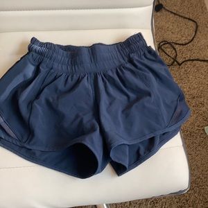 LULULEMON NAVY HOTTY HOT’S 2.5’
